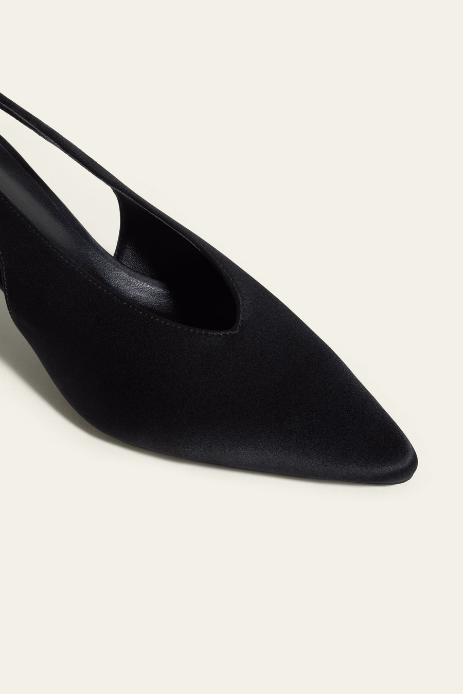 Jedwabny czarny, wskazujący na toe, obcas slingback