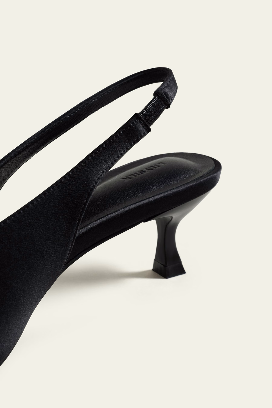 Jedwabny czarny, wskazujący na toe, obcas slingback