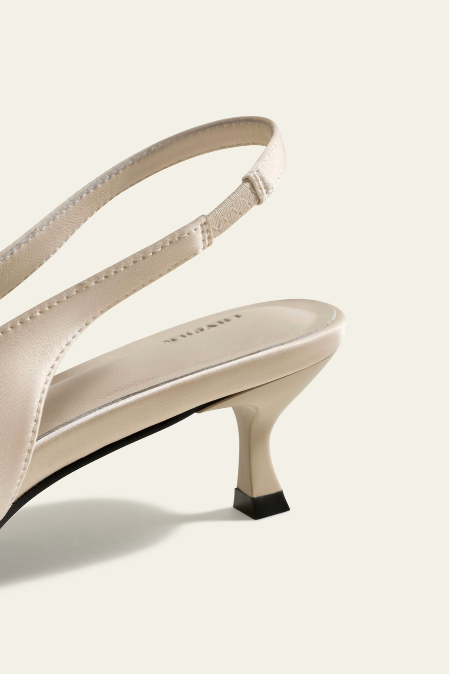 Jedwabny czarny, wskazujący na toe, obcas slingback