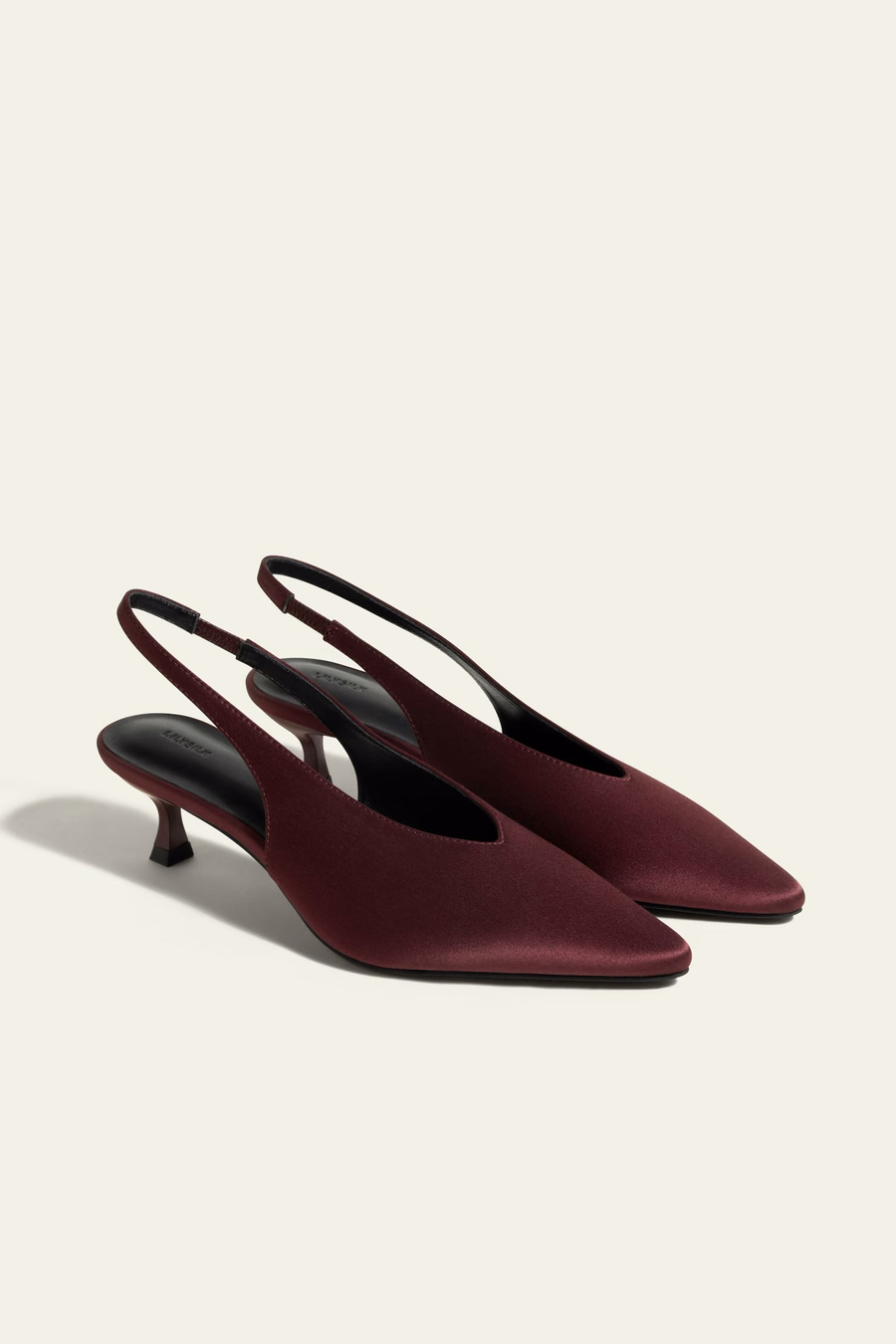 Jedwabny czarny, wskazujący na toe, obcas slingback