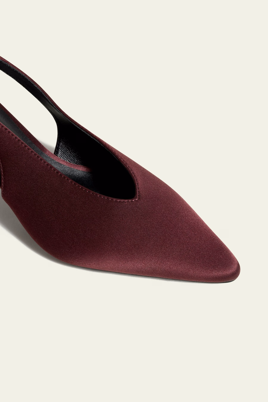 Jedwabny czarny, wskazujący na toe, obcas slingback