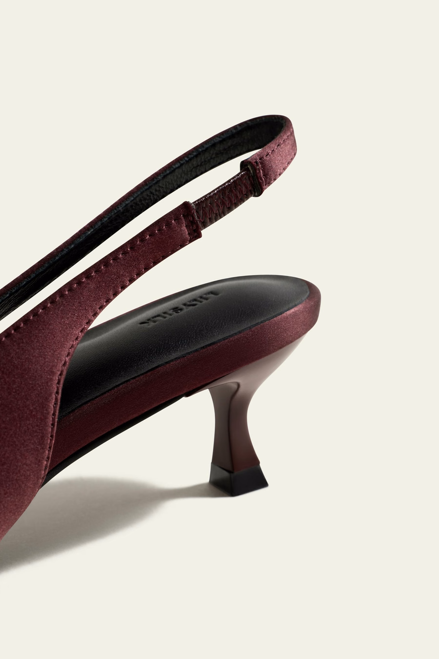 Jedwabny czarny, wskazujący na toe, obcas slingback