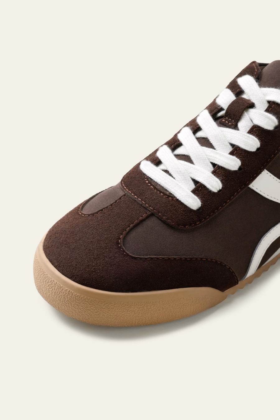 Sportowe sneakersy z jedwabno-skórzanym wykończeniem