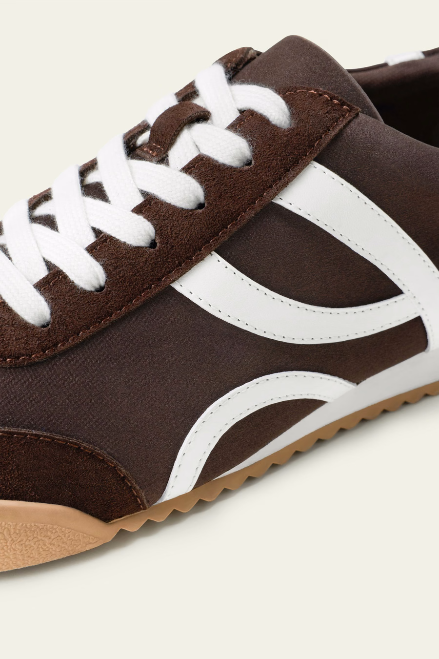 Sportowe sneakersy z jedwabno-skórzanym wykończeniem