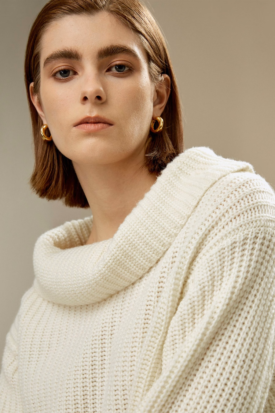 Sweater z szerokim dekoltem