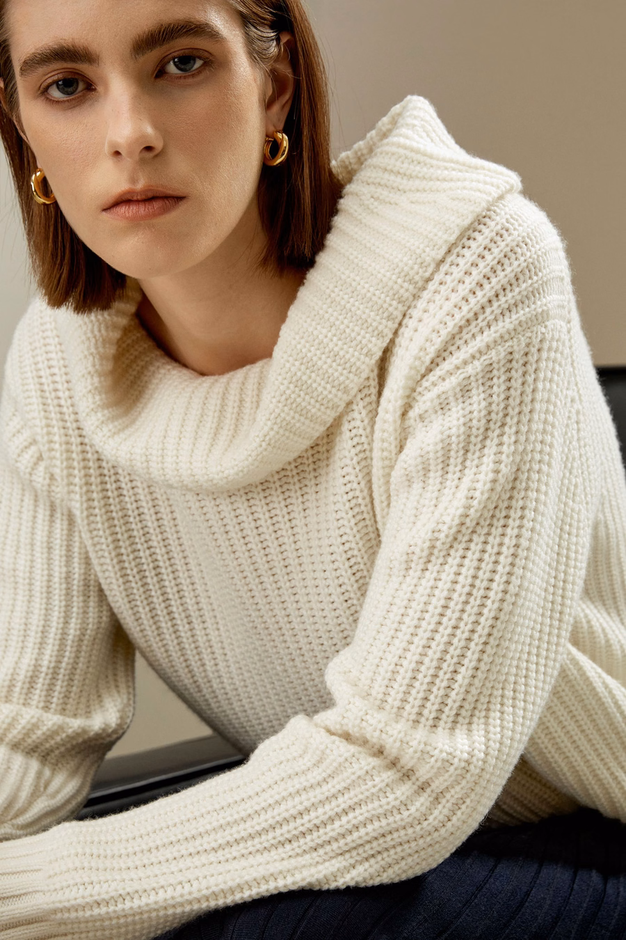 Sweater z szerokim dekoltem