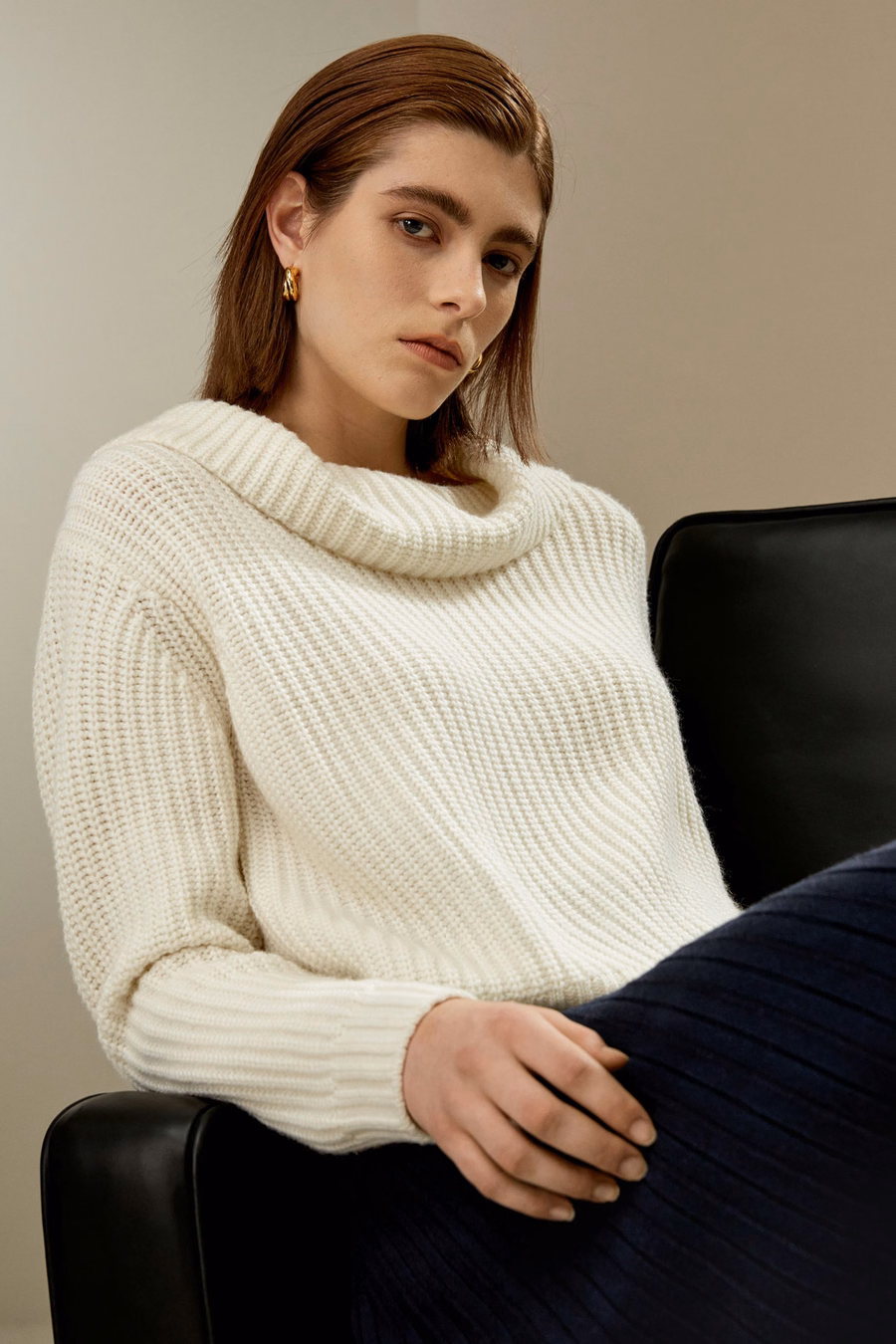 Sweater z szerokim dekoltem