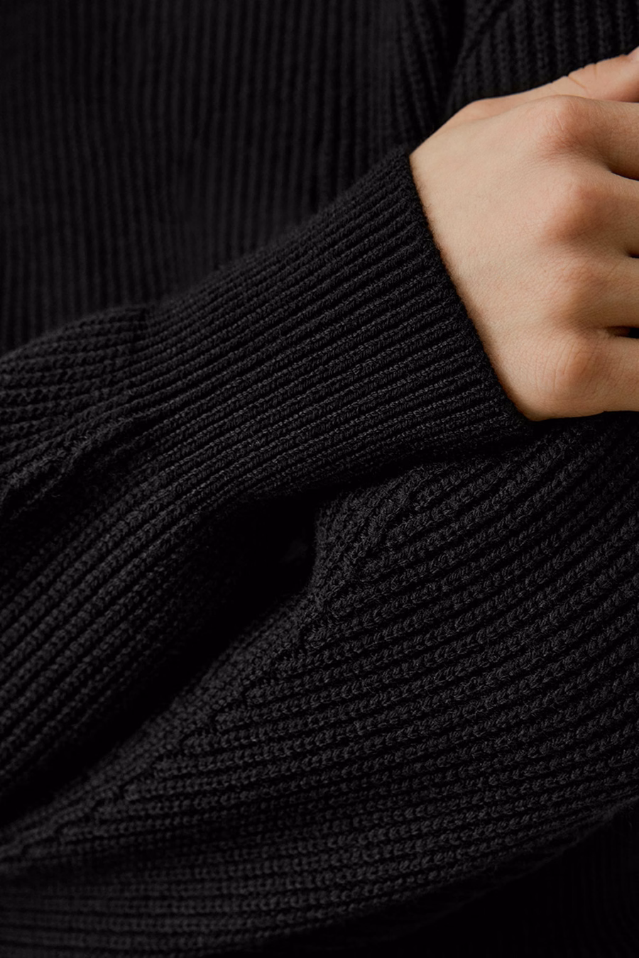 Sweter z okrągłym dekoltem i opuszczonymi ramionami z wełny merino