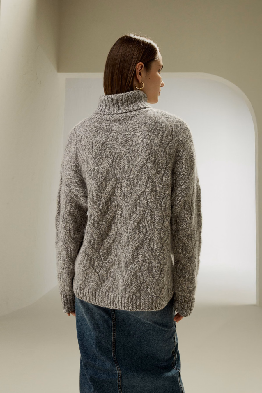 Sweter z kołnierzem stojącym z kaszmiru w splocie kablowym
