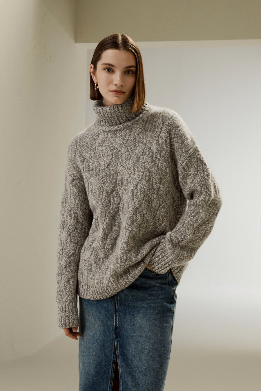 Sweter z kołnierzem stojącym z kaszmiru w splocie kablowym