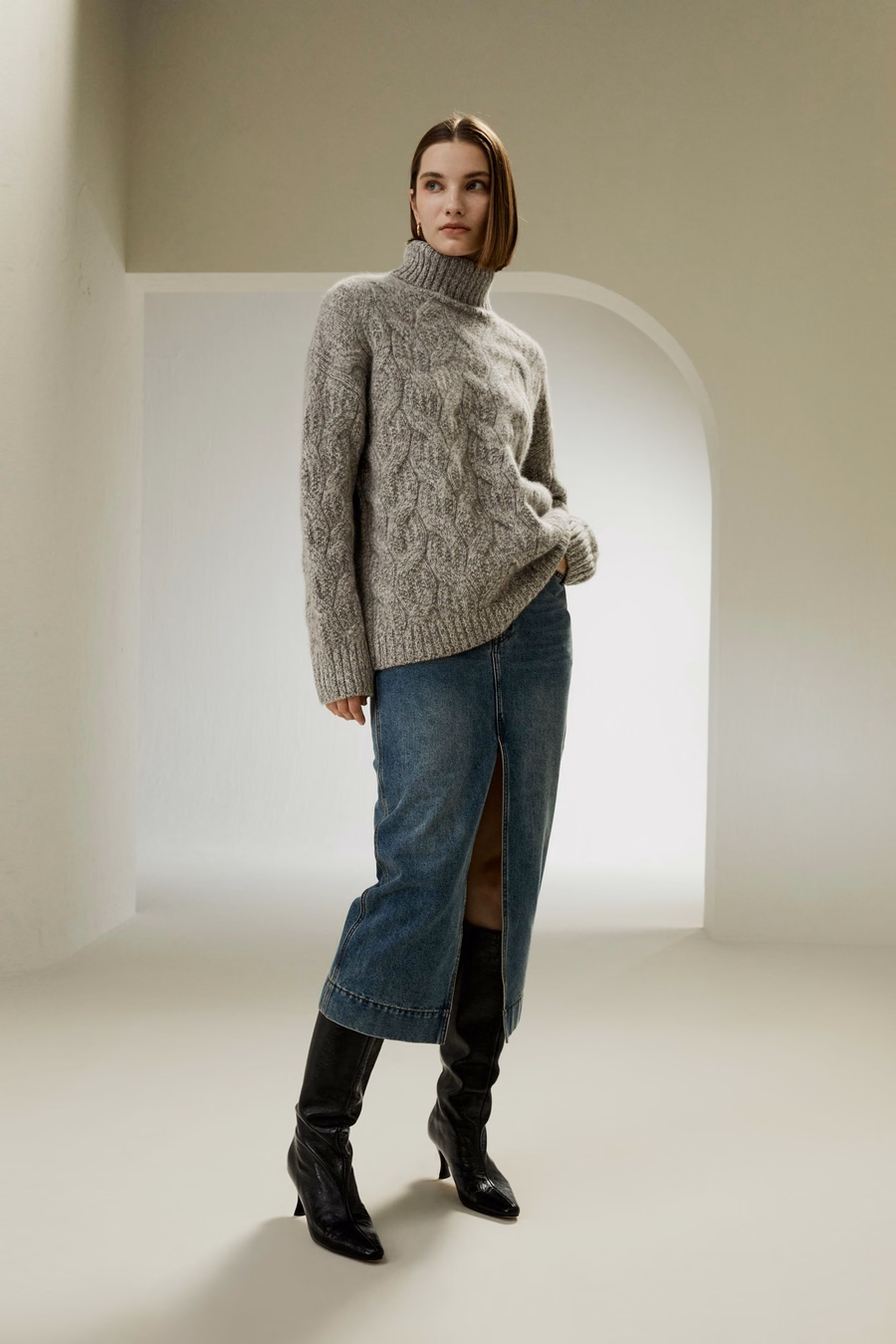 Sweter z kołnierzem stojącym z kaszmiru w splocie kablowym