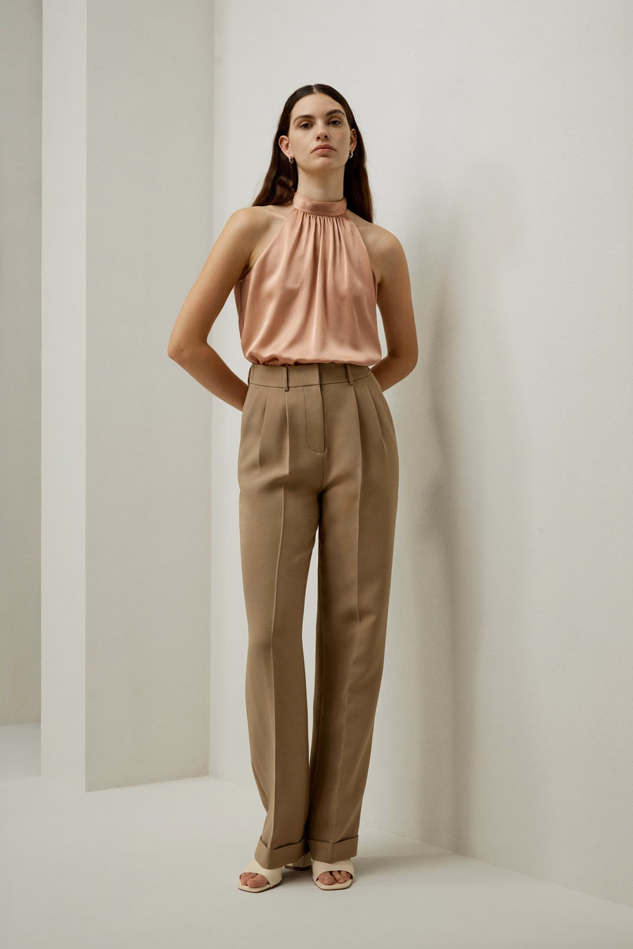 Elegancki top na halter z jedwabiu