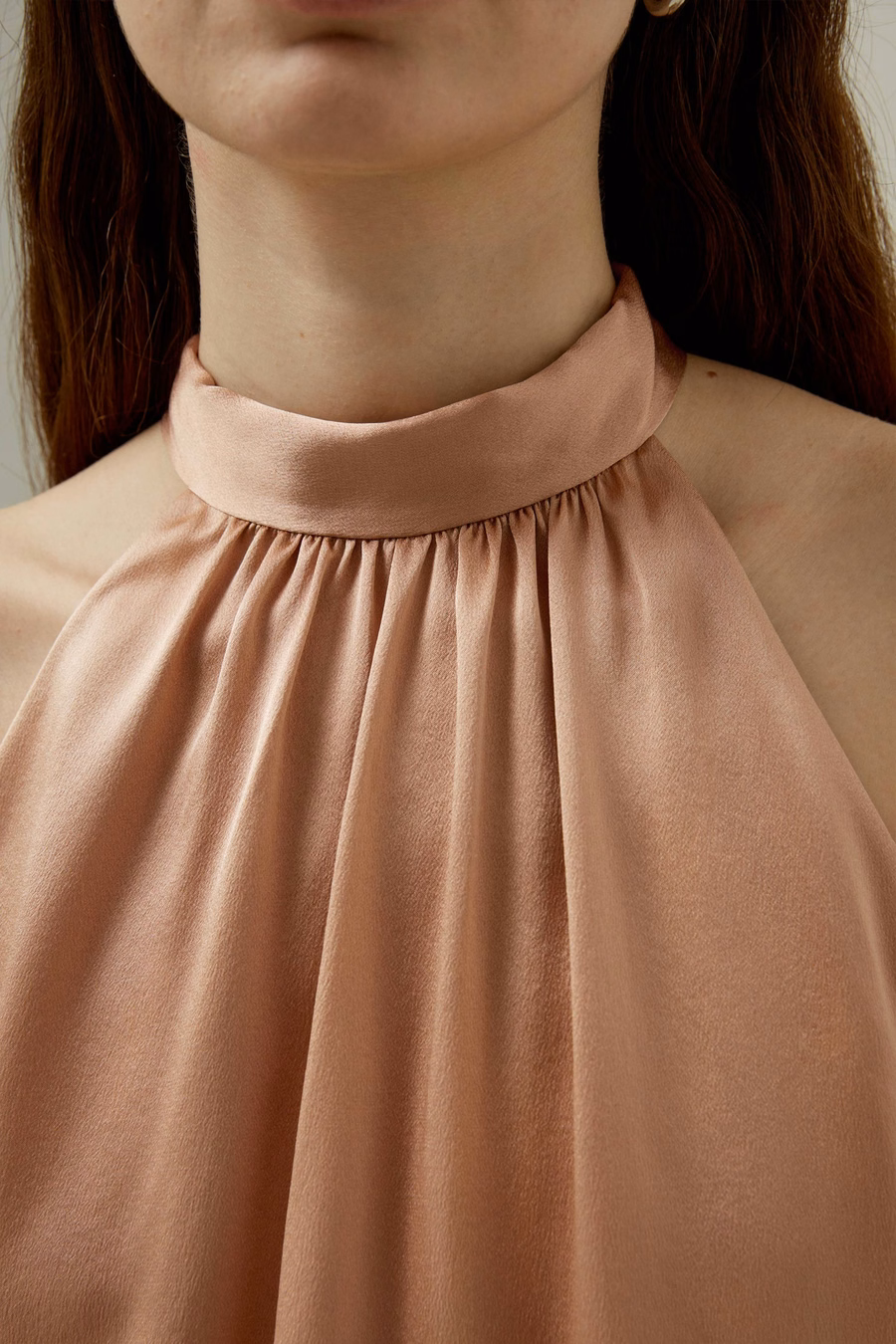 Elegancki top na halter z jedwabiu