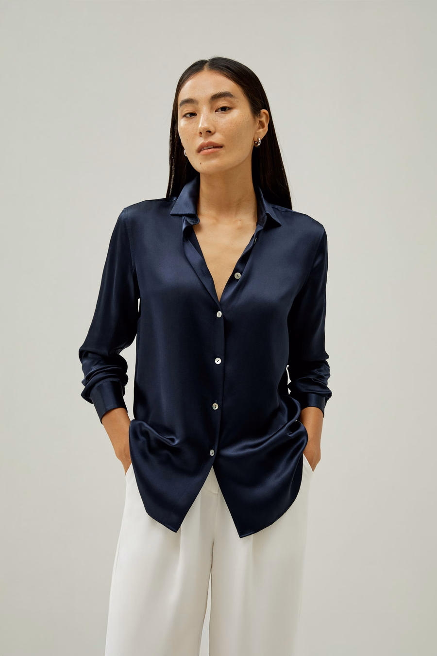 Elegancka koszula z jedwabiu zapinana na guziki
