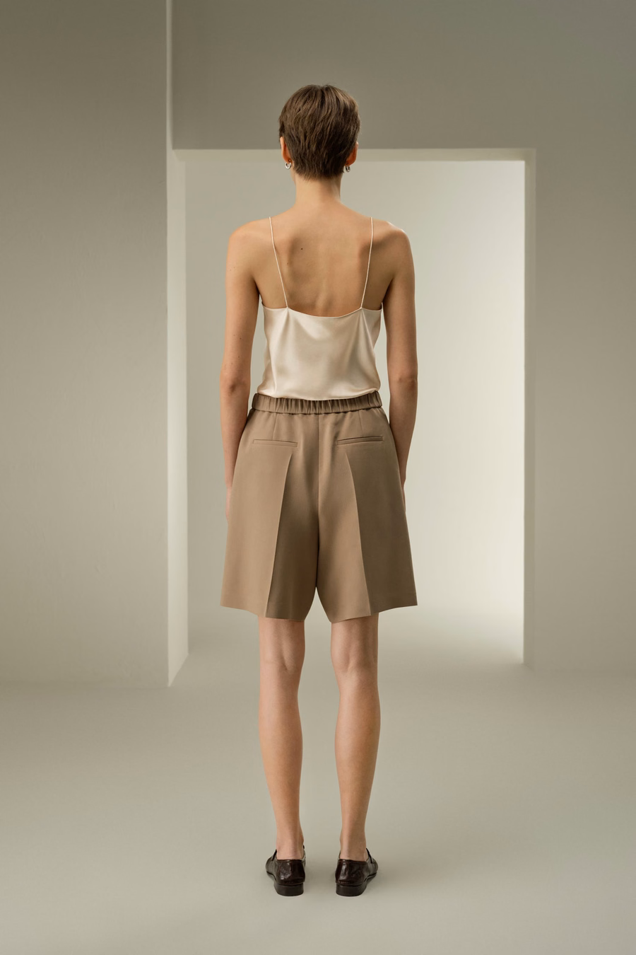 Stylowy minimalny jedwabny top na ramiączkach