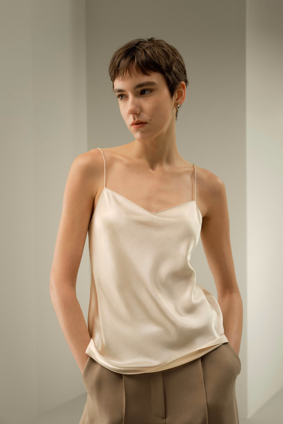 Stylowy minimalny jedwabny top na ramiączkach