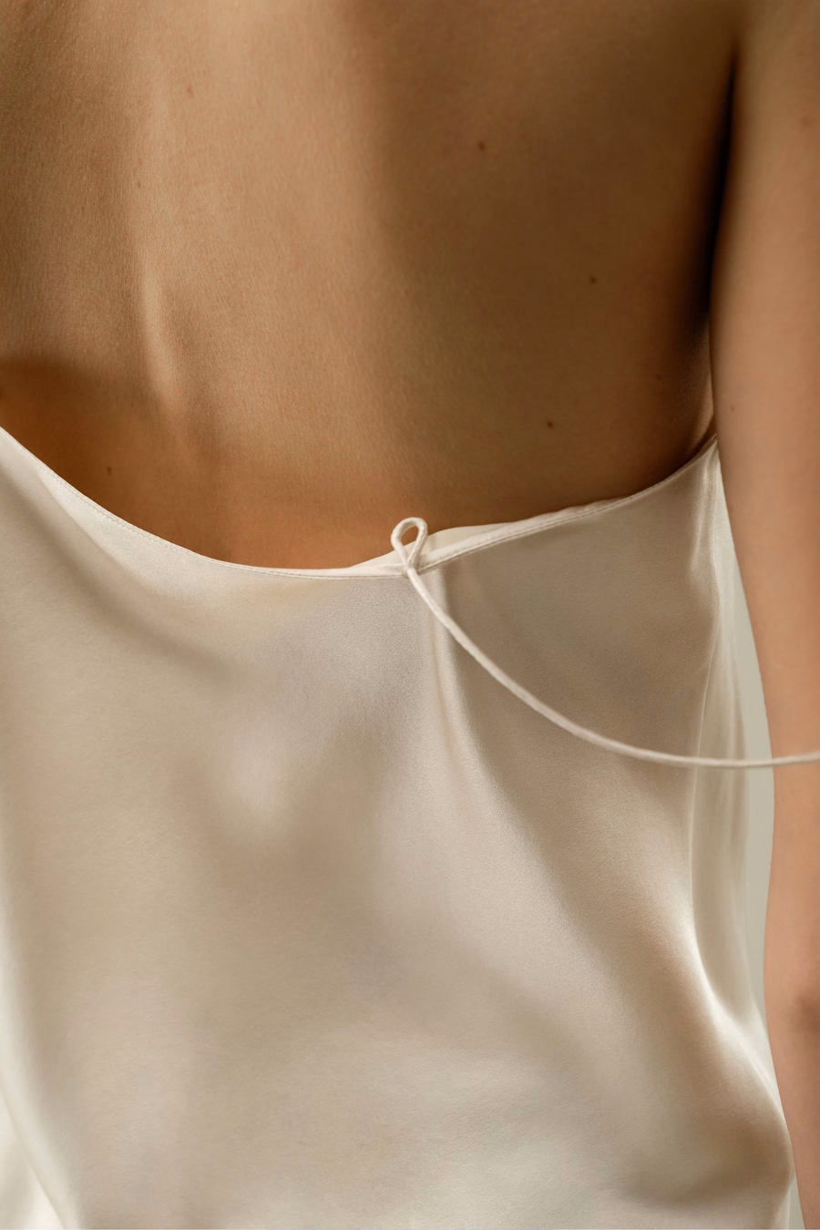 Stylowy minimalny jedwabny top na ramiączkach