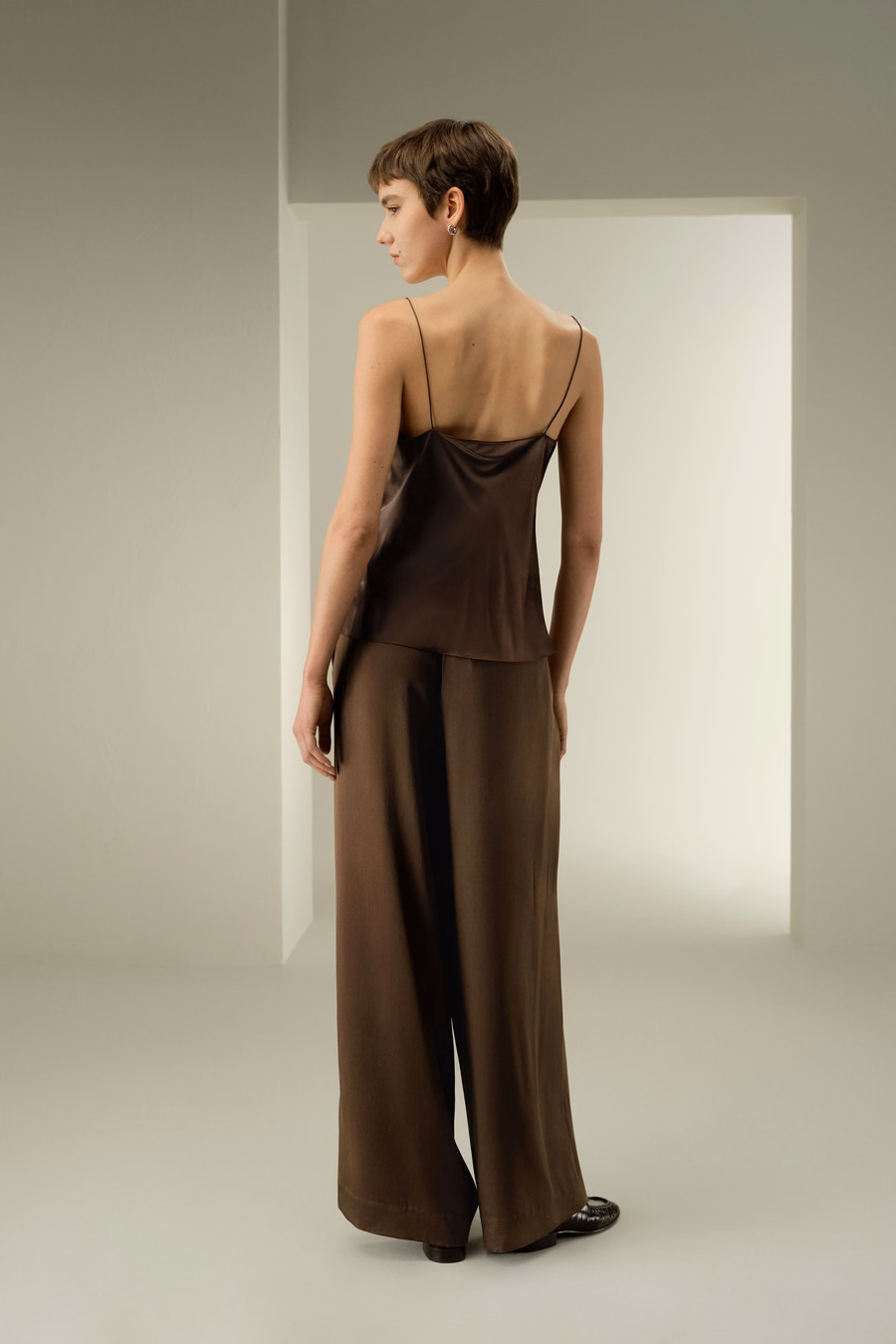 Stylowy minimalny jedwabny top na ramiączkach