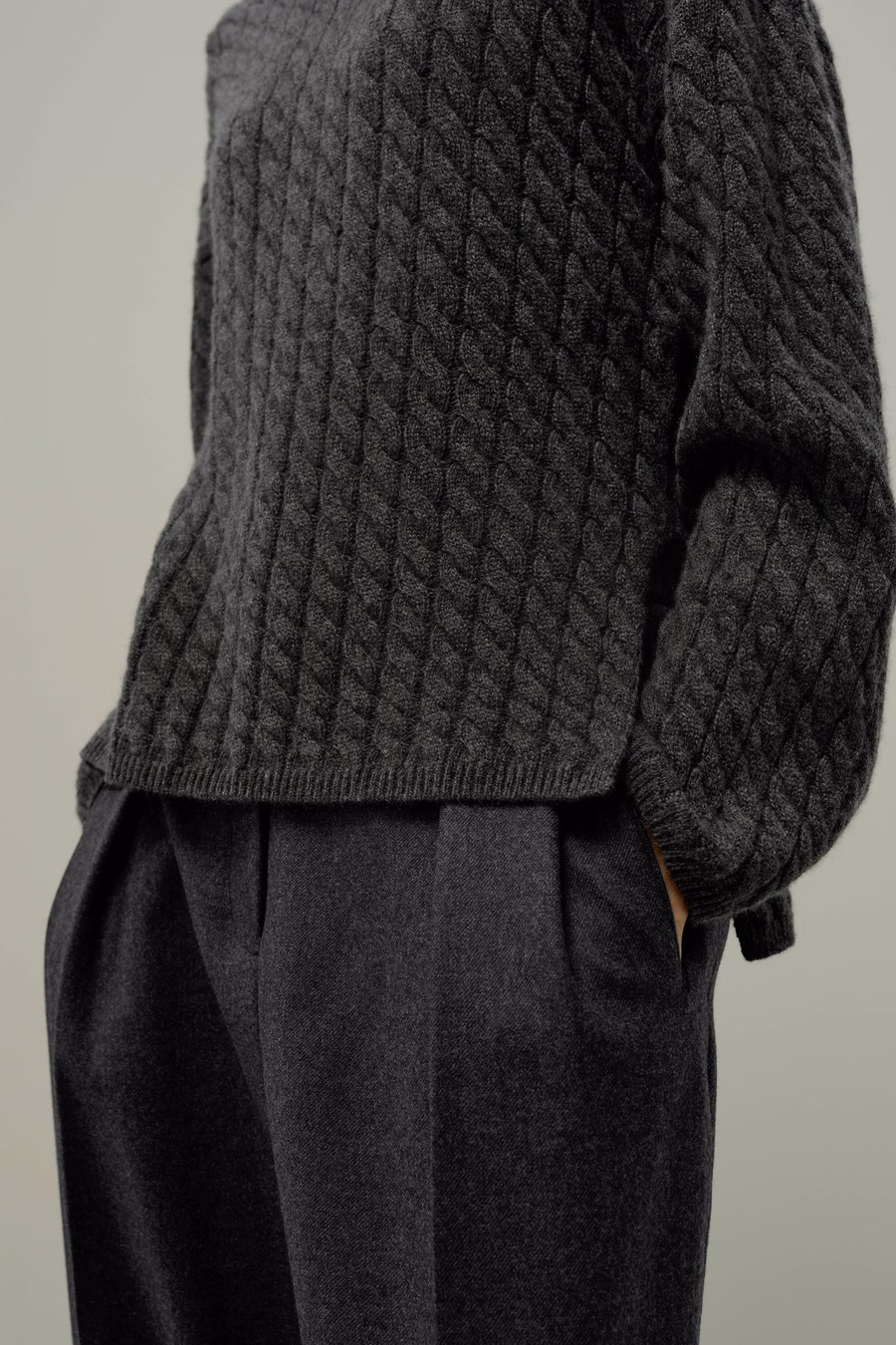 Sweter z okrągłym dekoltem w splocie kablowym z kaszmiru