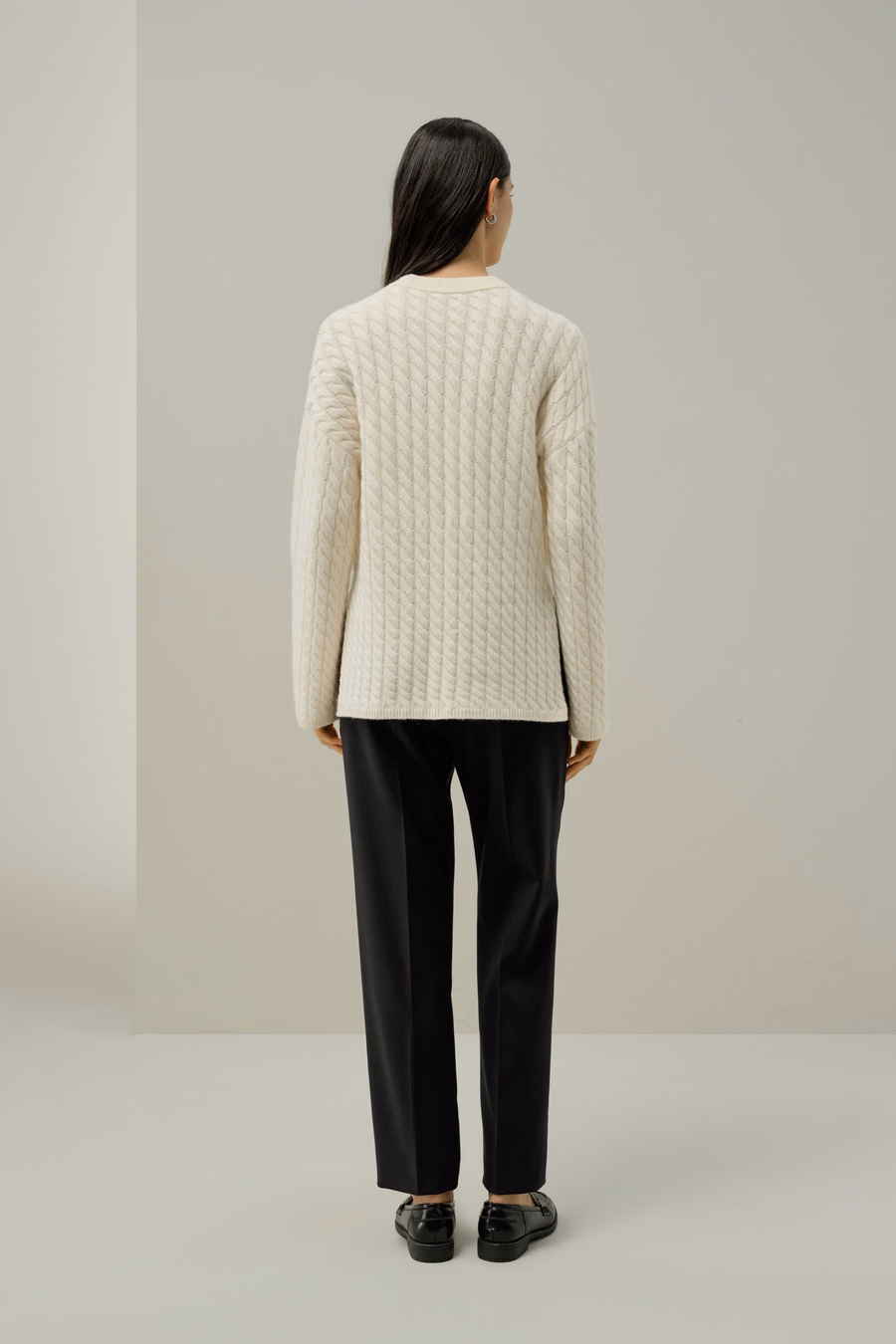 Sweter z okrągłym dekoltem w splocie kablowym z kaszmiru