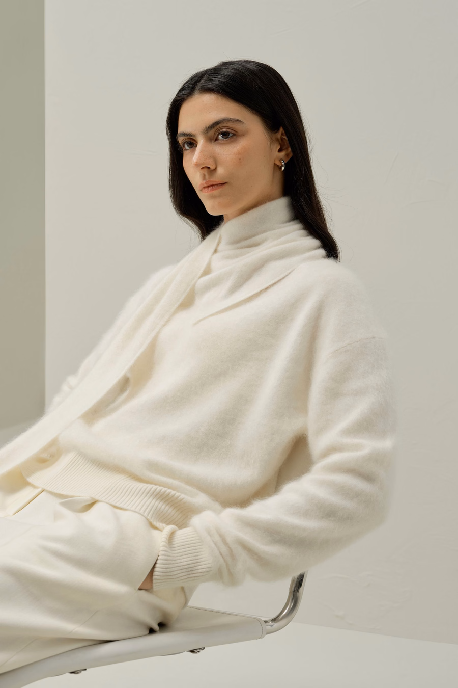Sweter z drapowanym szalikiem z kaszmiru w miękkim wykończeniu