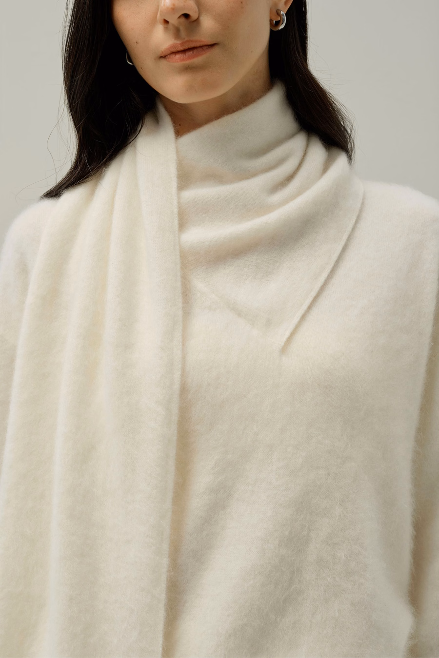 Sweter z drapowanym szalikiem z kaszmiru w miękkim wykończeniu