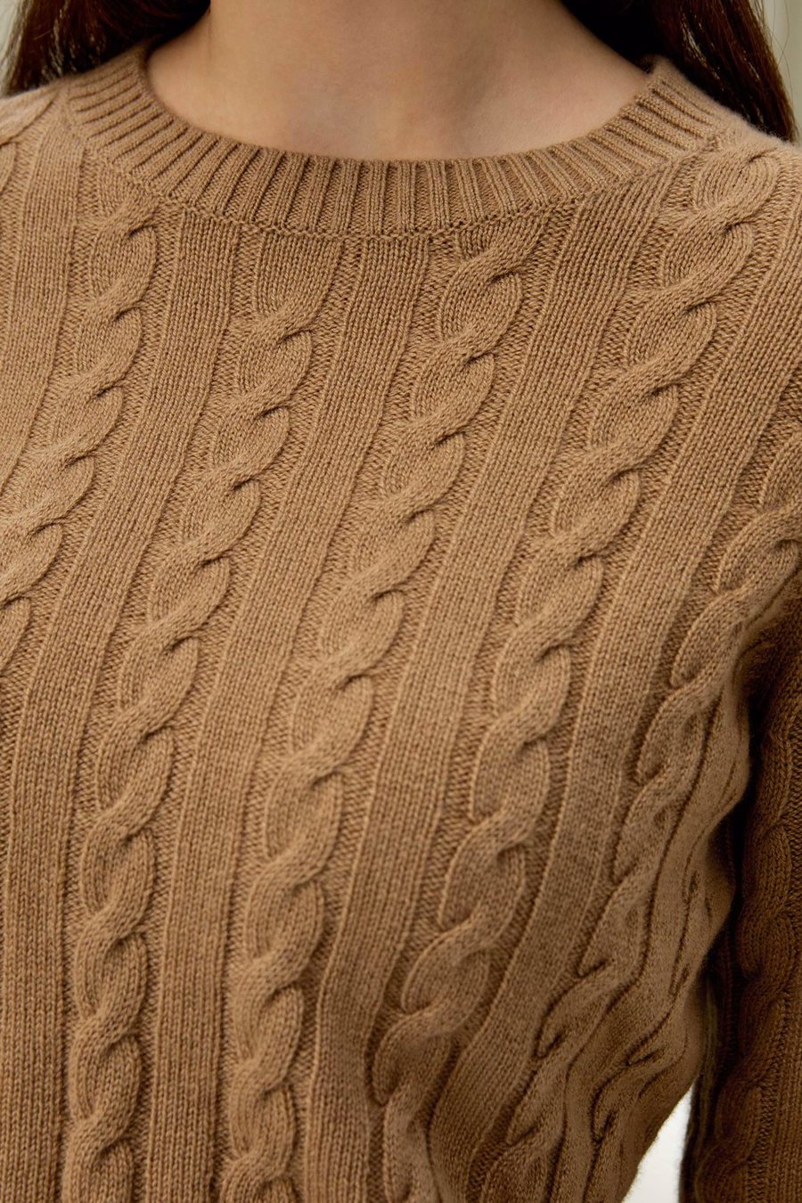 Sweter klasyczny z warkoczowym splotem i rantami
