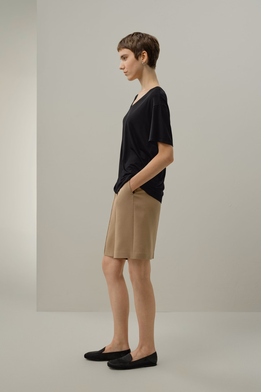 Jedwabna lekka koszulka basic z dekoltem w serek