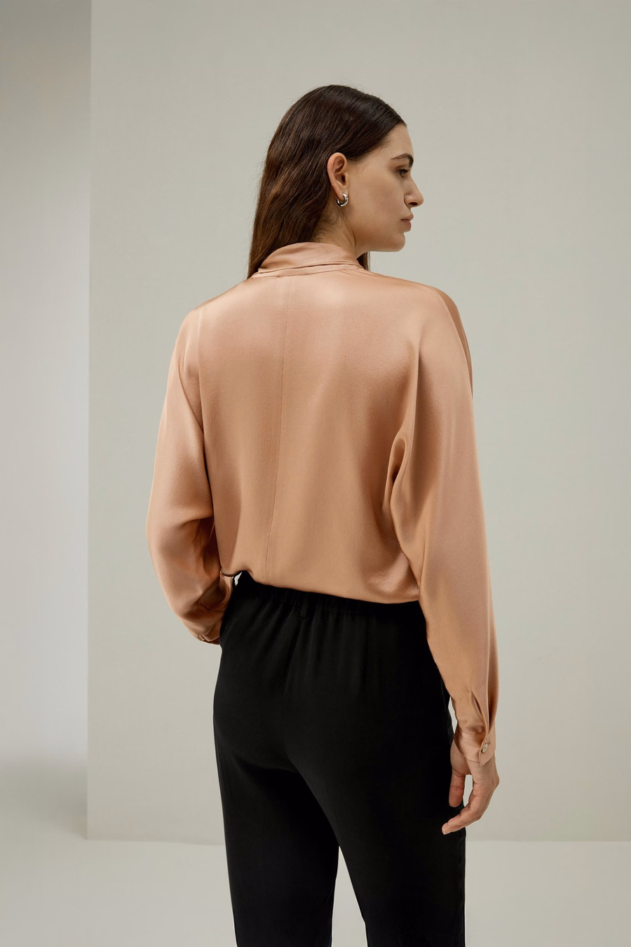 Bat Sleeve Silk Top z regulowanym krawatem na szyi