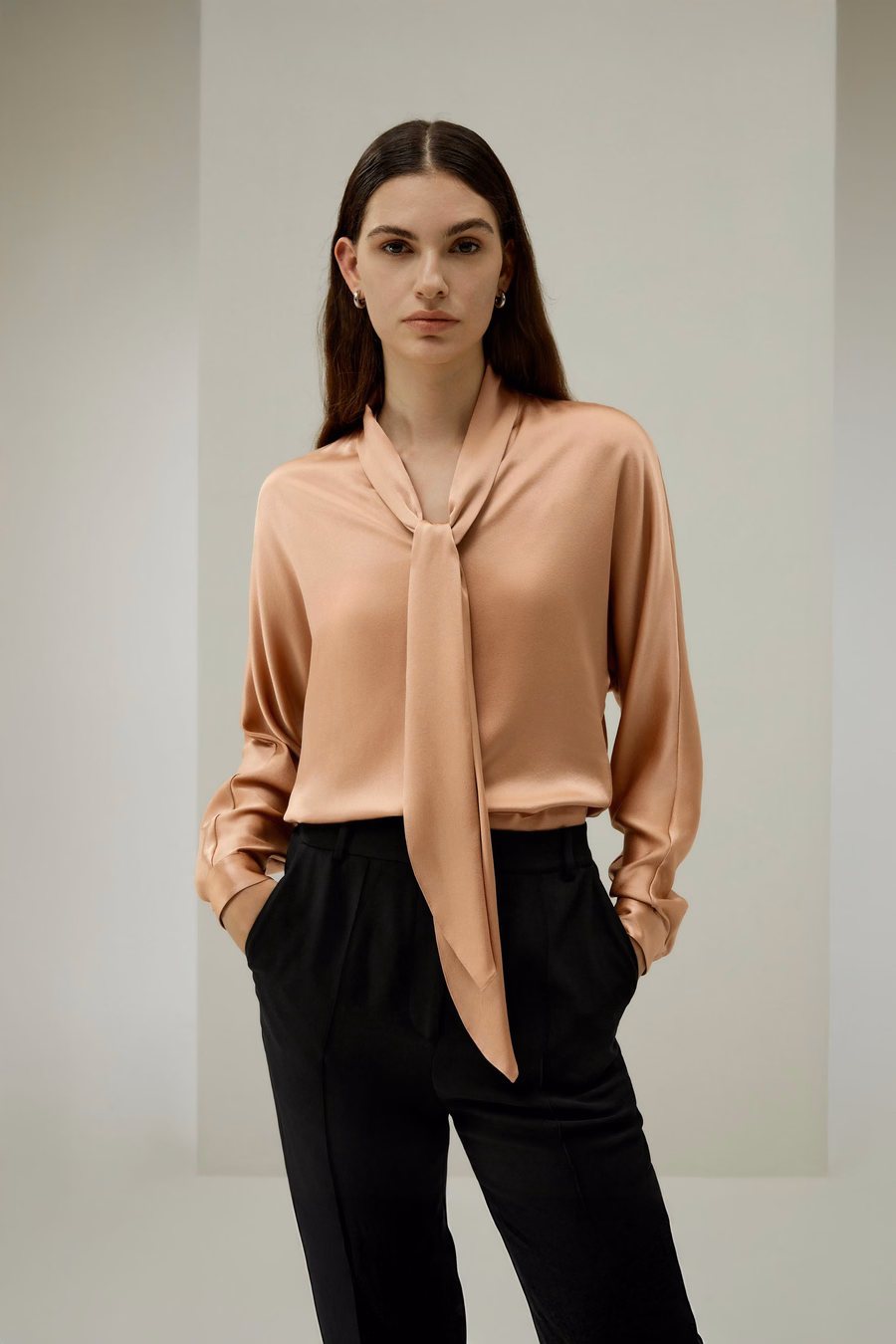Bat Sleeve Silk Top z regulowanym krawatem na szyi