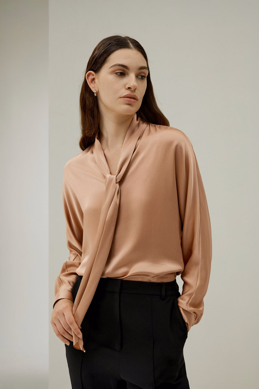 Bat Sleeve Silk Top z regulowanym krawatem na szyi