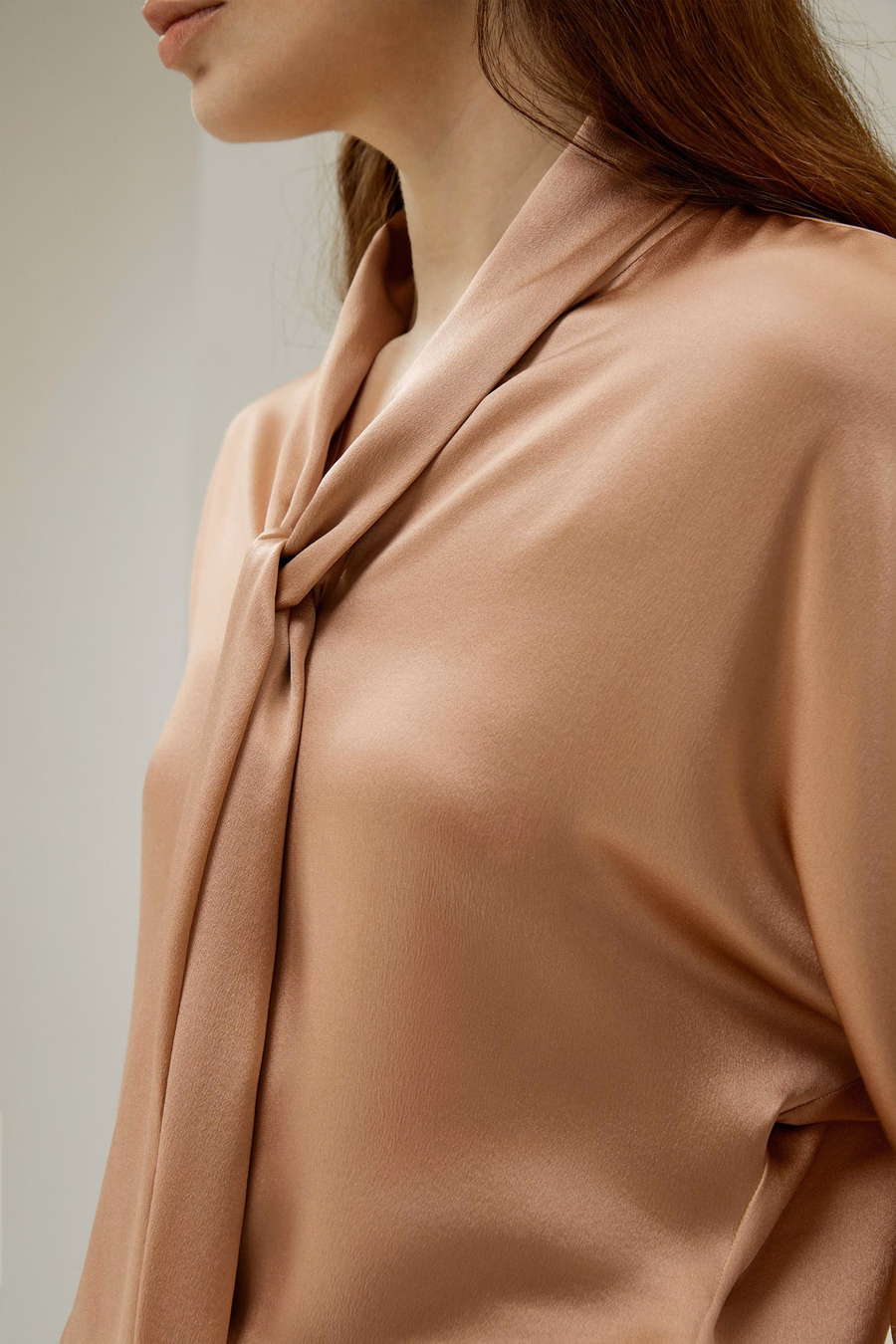 Bat Sleeve Silk Top z regulowanym krawatem na szyi