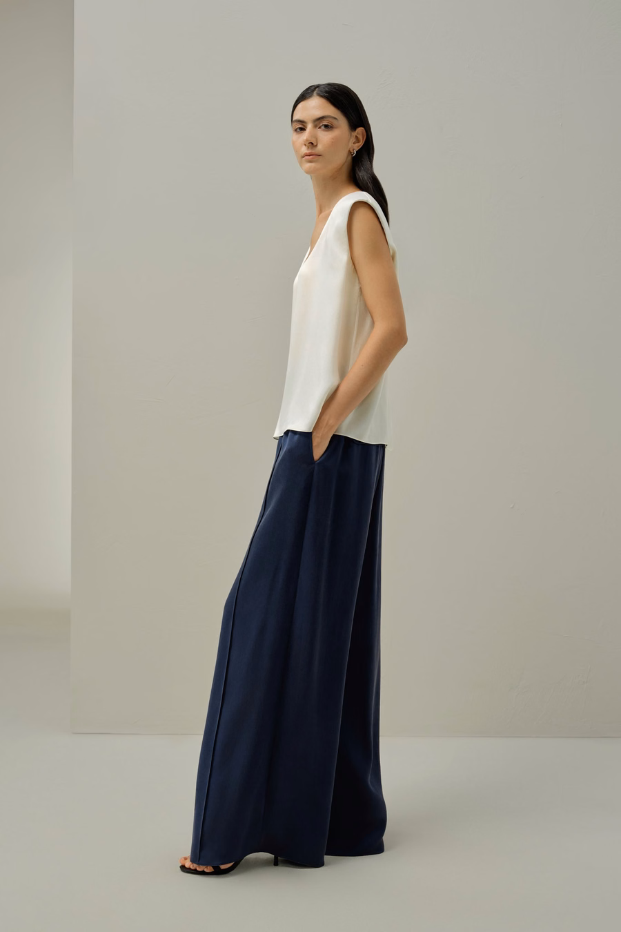 Silk Suede Bez Rękawów Top w Dekolcie w Serek