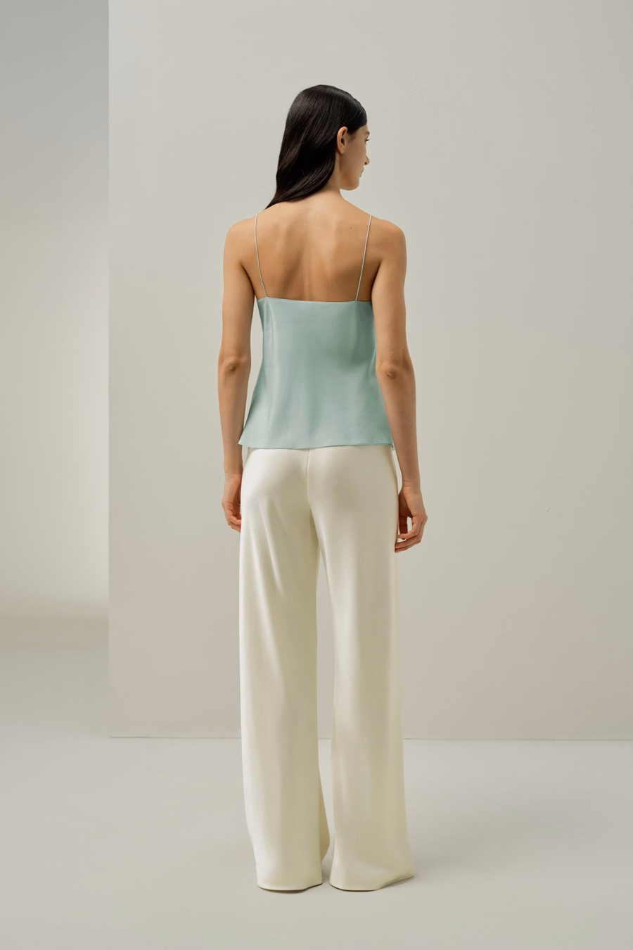 Stylowy minimalny jedwabny top na ramiączkach