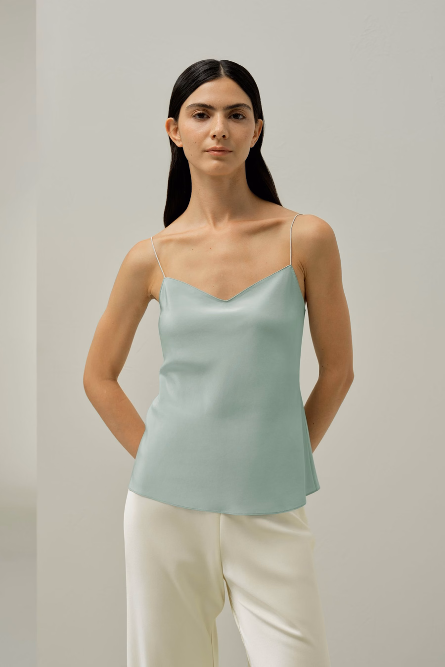 Stylowy minimalny jedwabny top na ramiączkach