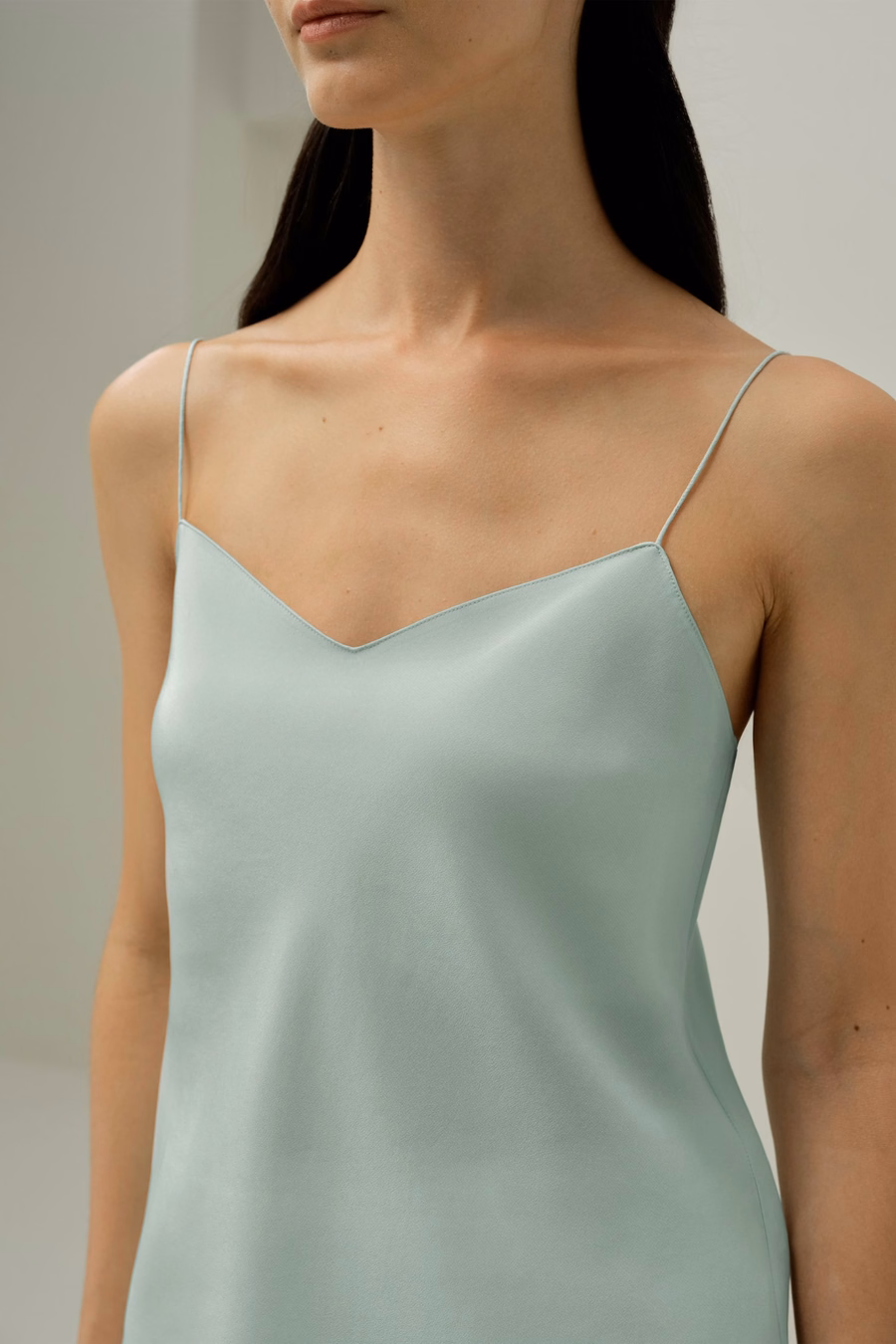 Stylowy minimalny jedwabny top na ramiączkach