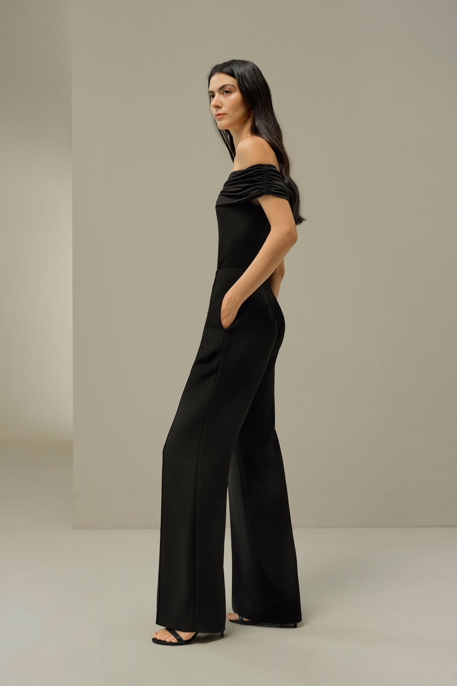 Jedwabna koszulka slim off-shoulder
