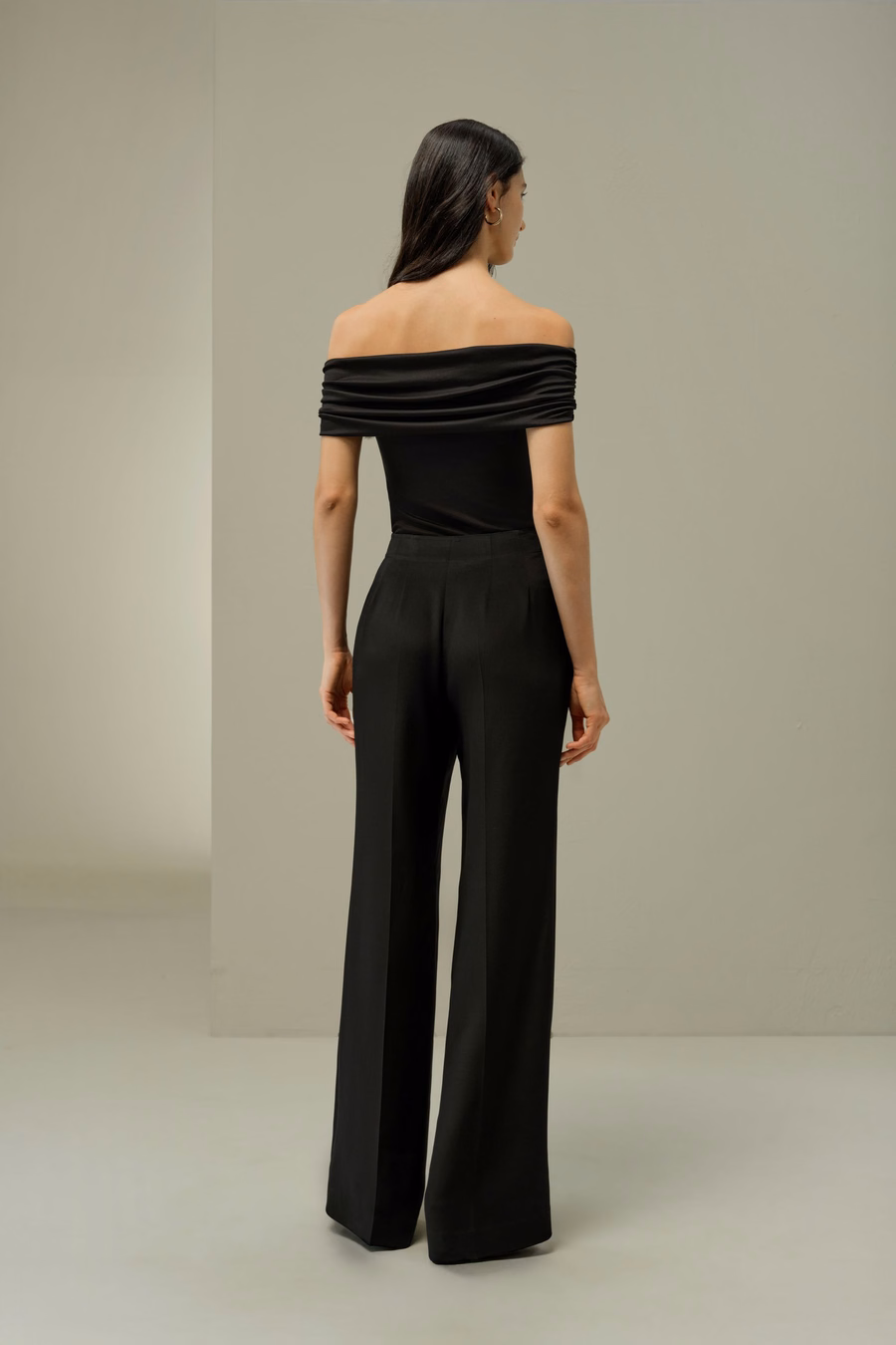 Jedwabna koszulka slim off-shoulder