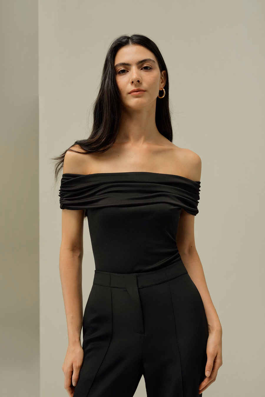 Jedwabna koszulka slim off-shoulder