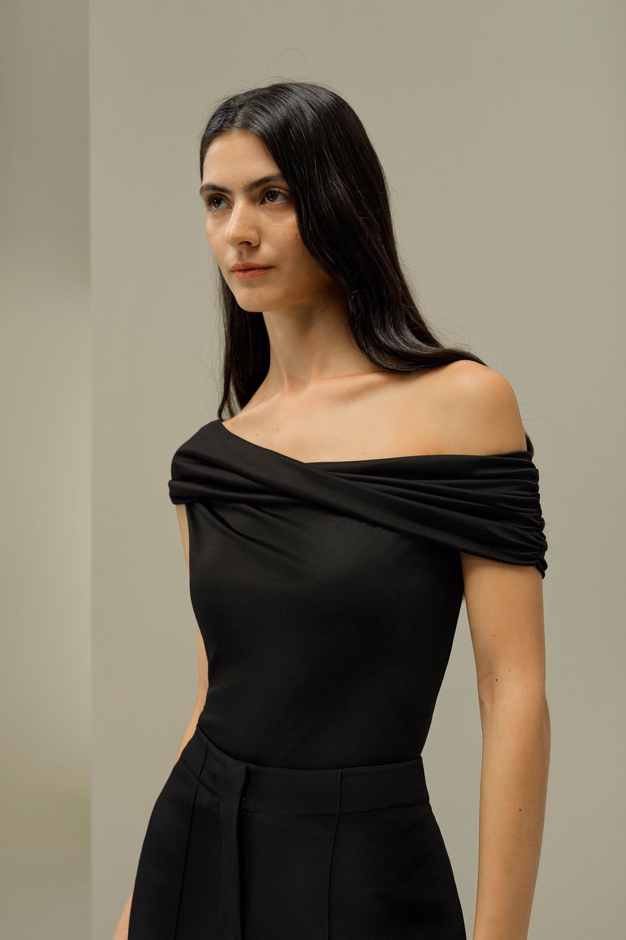 Jedwabna koszulka slim off-shoulder