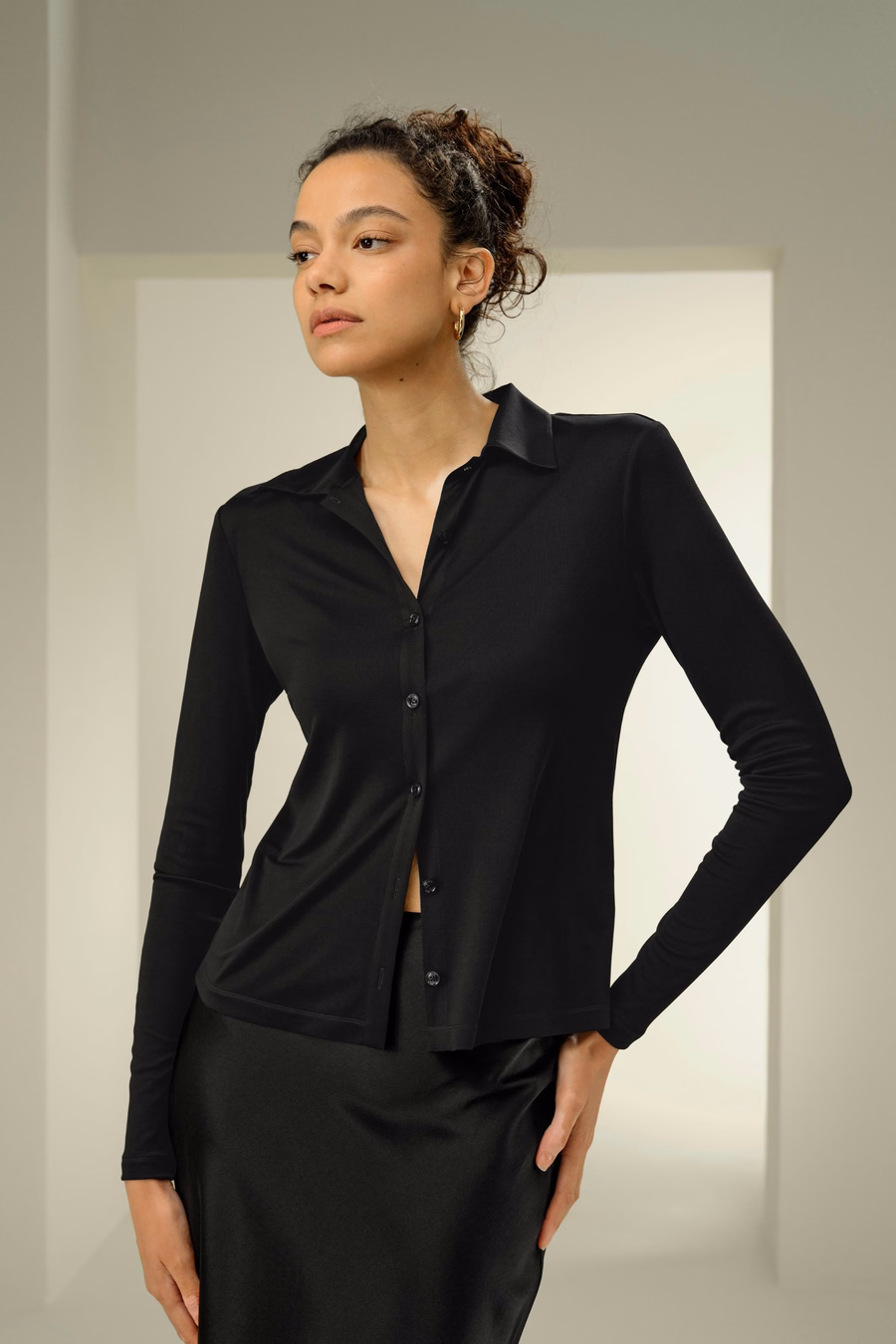 Podstawowa slim fit bluzka z jedwabnego jerseyu