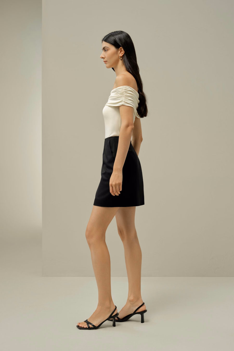 Jedwabna koszulka slim off-shoulder