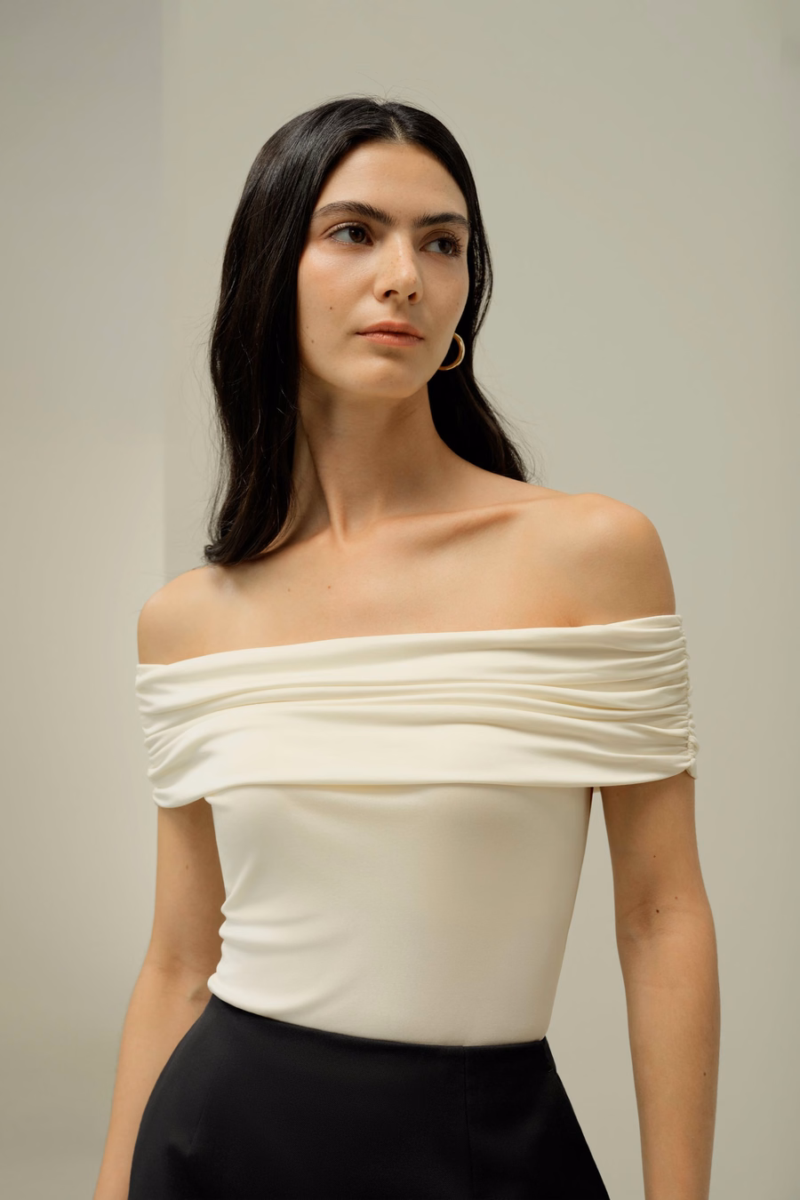 Jedwabna koszulka slim off-shoulder