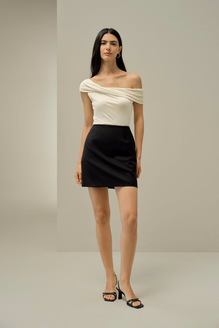 Jedwabna koszulka slim off-shoulder