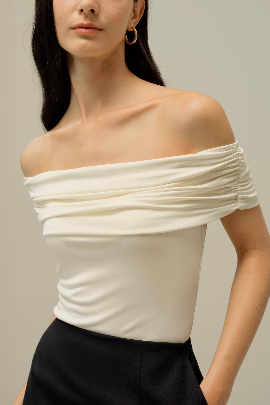 Jedwabna koszulka slim off-shoulder
