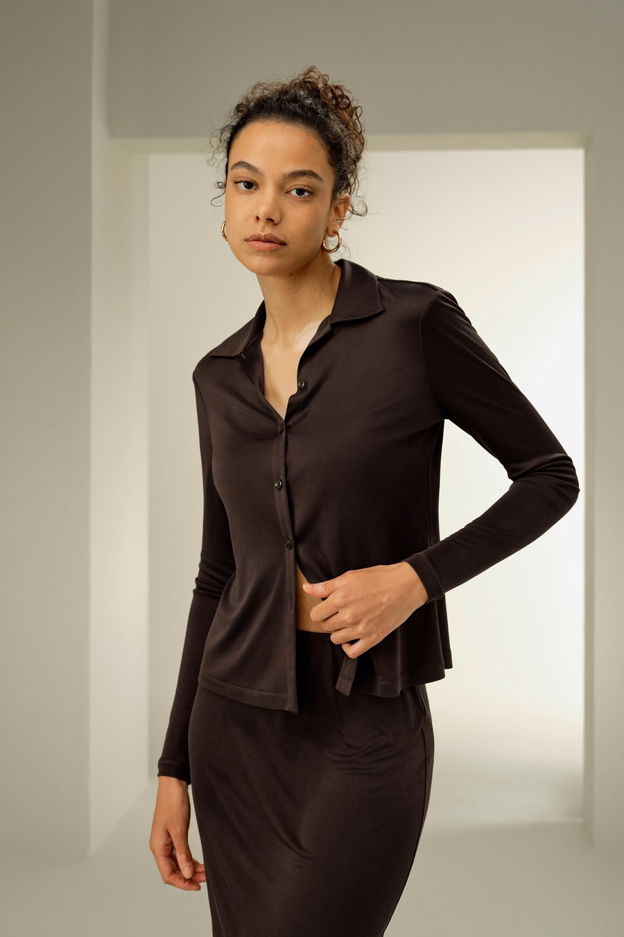 Podstawowa slim fit bluzka z jedwabnego jerseyu
