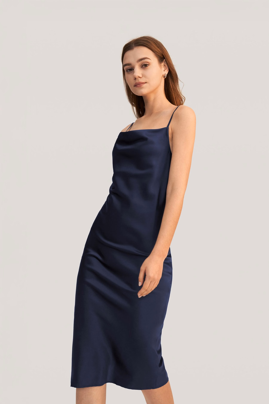 Elegancka Uwodzicielska Sukienka z Dekoltem Cowl