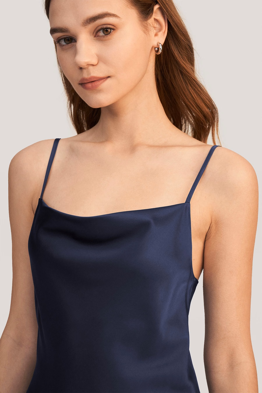 Elegancka Uwodzicielska Sukienka z Dekoltem Cowl