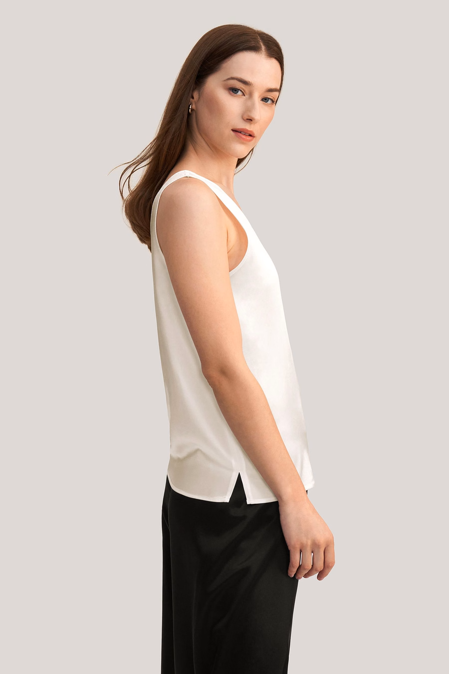 Tank top z dekoltem w serek bez rękawów z jedwabiu