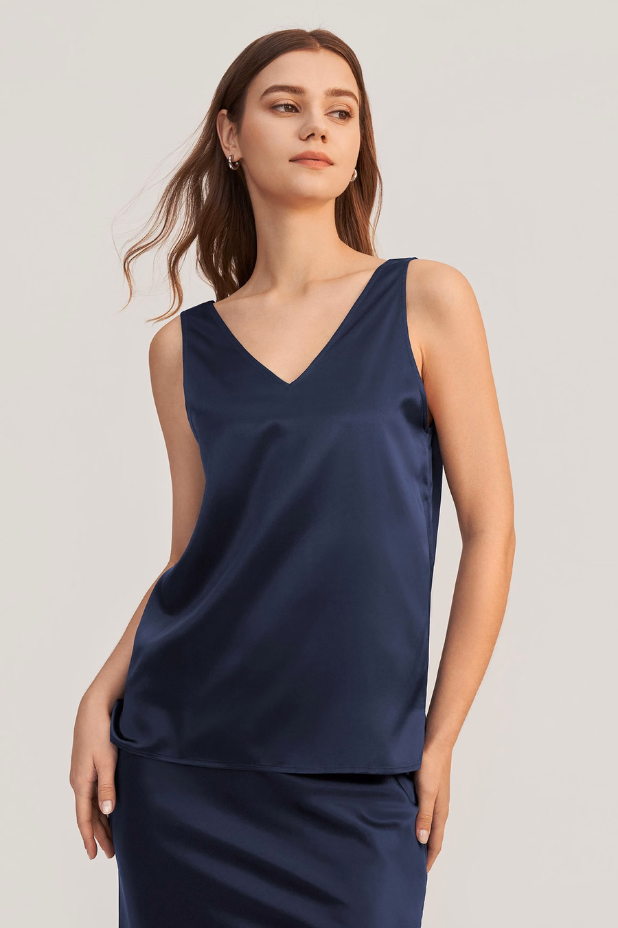 Tank top z dekoltem w serek bez rękawów z jedwabiu